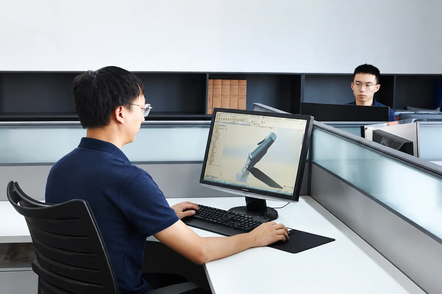 适配 Osstem 基台 component design team working with three-dimensional CAD software